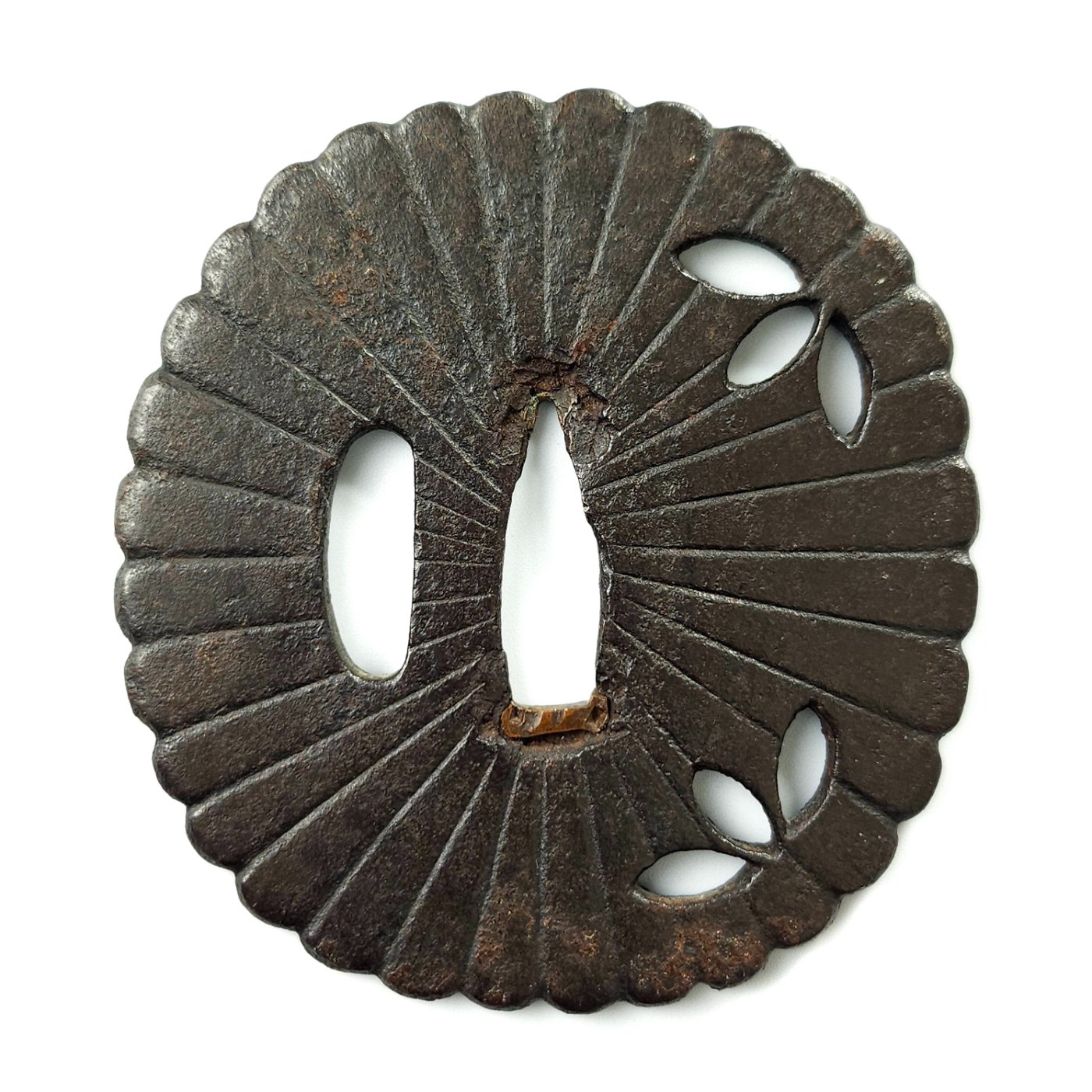 A nice big Muromachi Saotome tsuba - Tsubashi